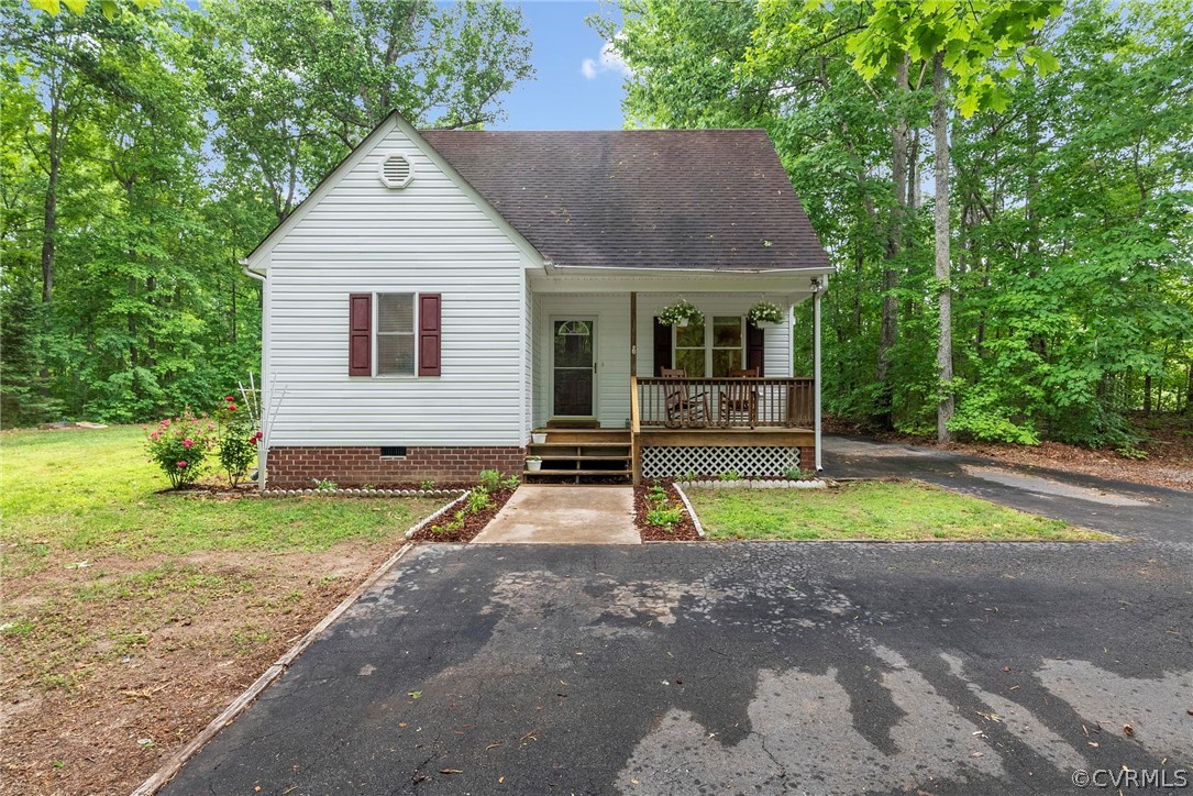 a view of back yard of the house
