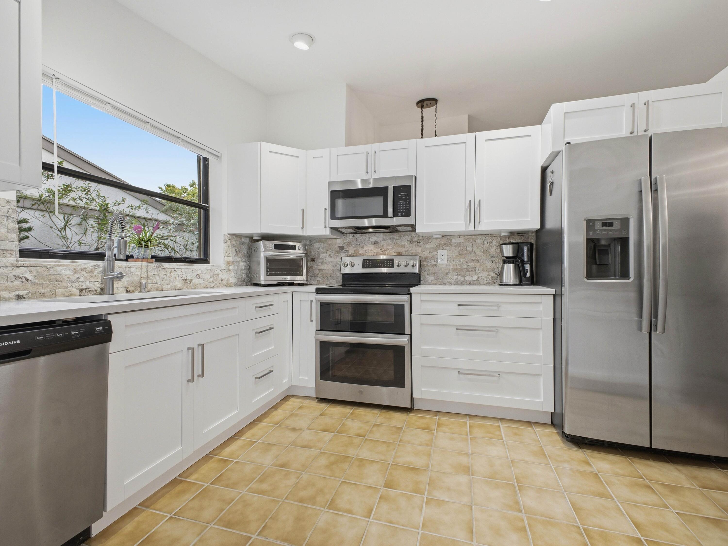 56 Baytree Circle Boynton Beach, FL 33436 - Photo 13 of 41 Kitchen