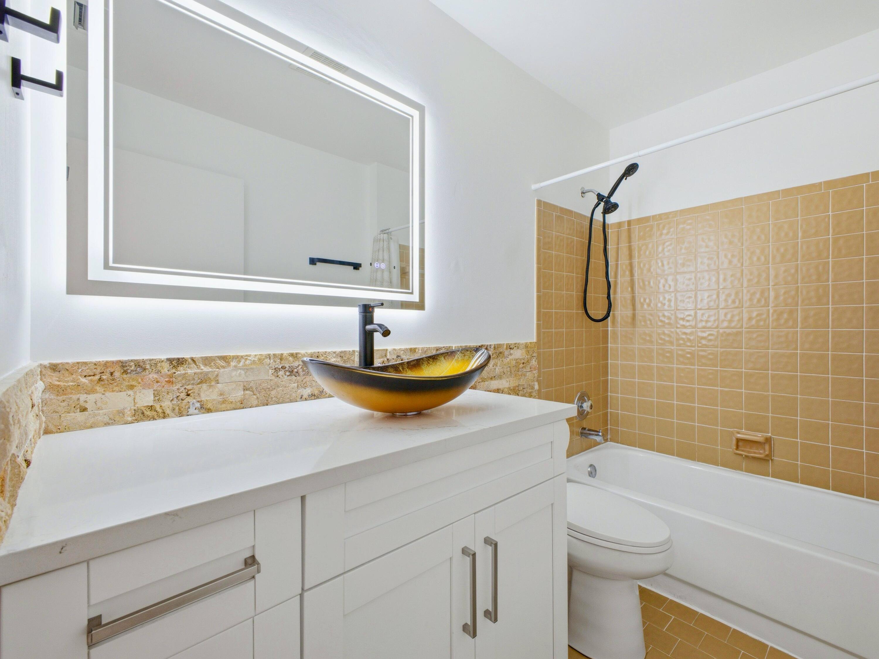56 Baytree Circle Boynton Beach, FL 33436 - Photo 21 of 41 Guest Bathroom