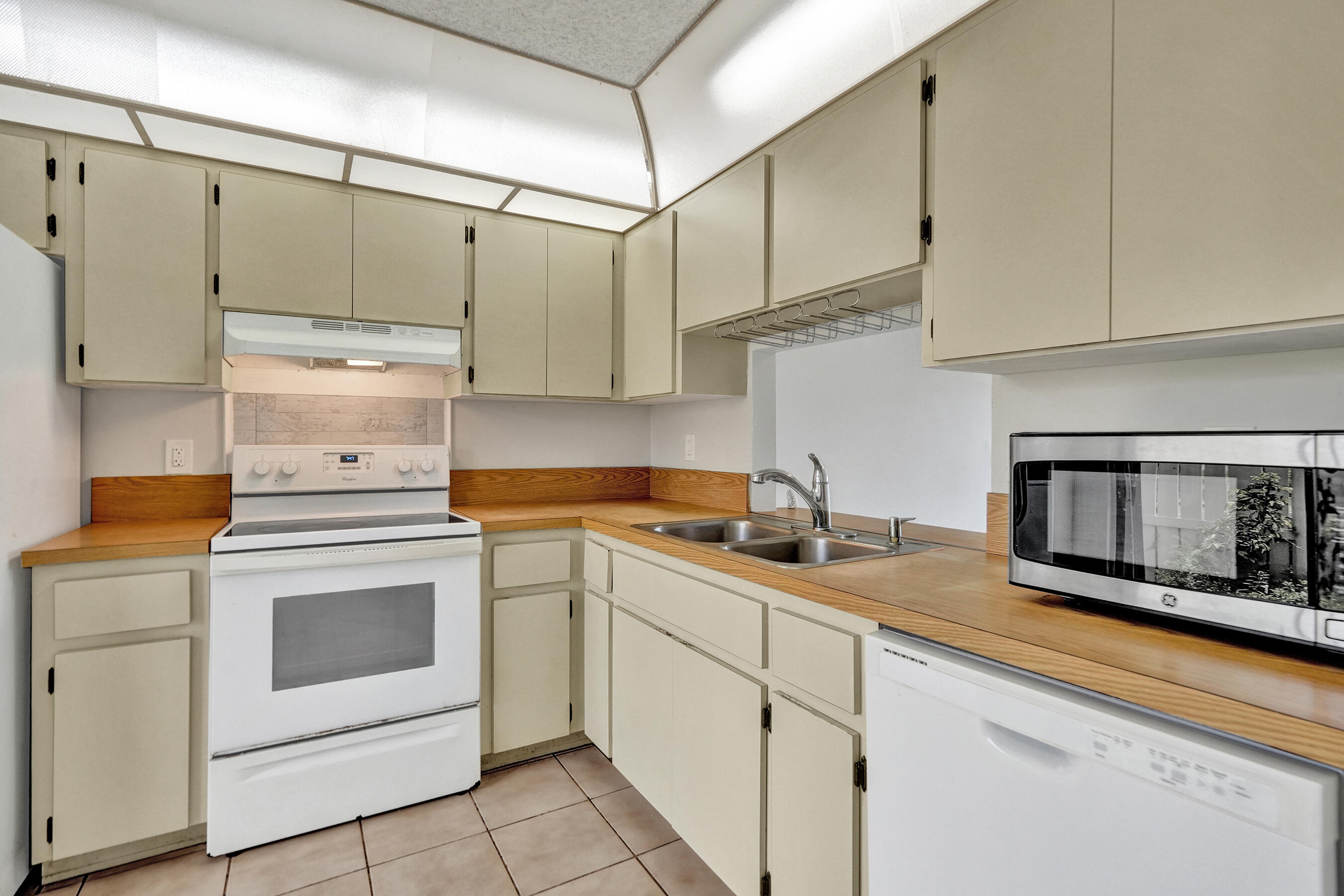 617 Banks Road, Unit 617 Margate, FL 33063 - Photo 5 of 51 DSC02677