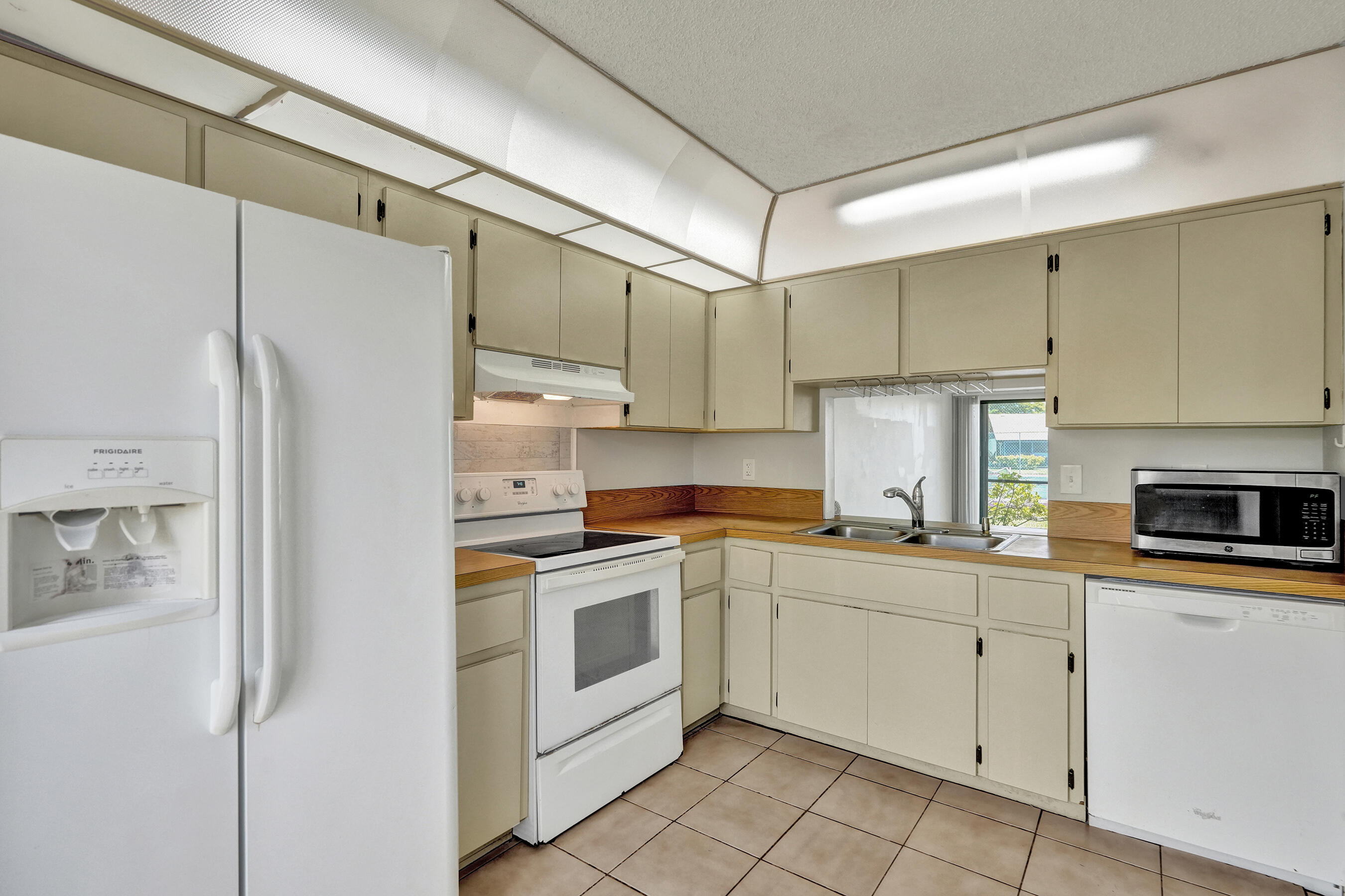 617 Banks Road, Unit 617 Margate, FL 33063 - Photo 9 of 51 DSC02689