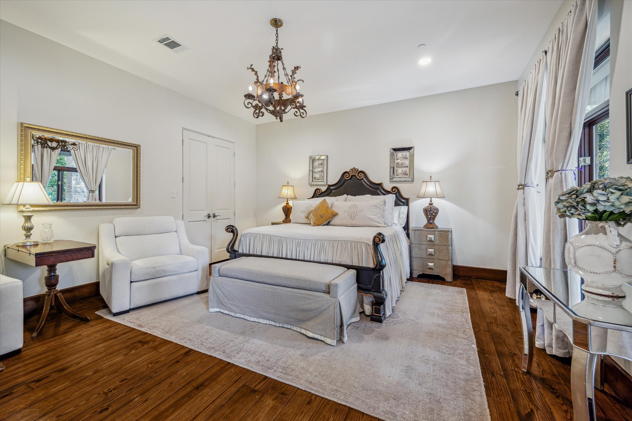 354 Piney Point Road Houston, TX 77024 - Photo 32 of 50 The secondary bedroom on the first floor offers views of the front yard and is ideal for guests, complete with a full ensuite bathroom.