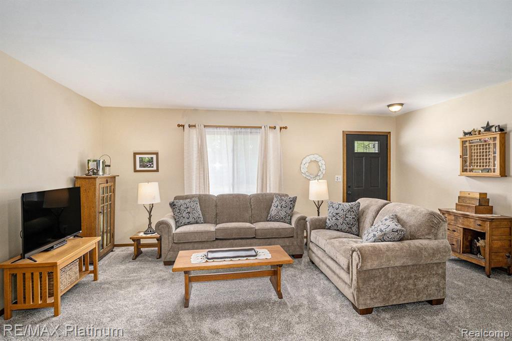 4805 Musson Road Howell, MI 48855 - Photo 4 of 33