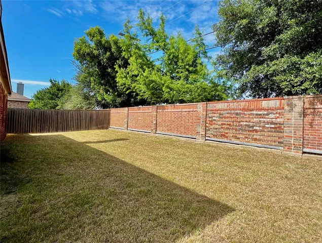 a view of a back yard