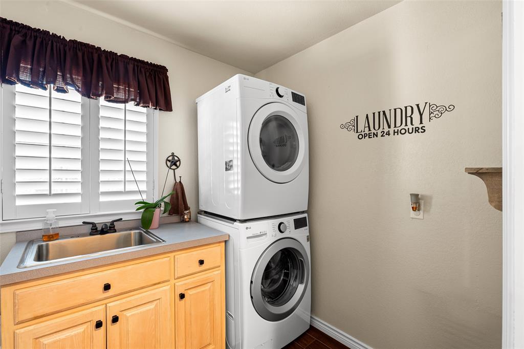 10517 Ravenswood Road Granbury, TX 76049 - Photo 15 of 35 a utility room with dryer and washer