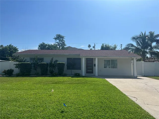 a view of a yard in front of a house
