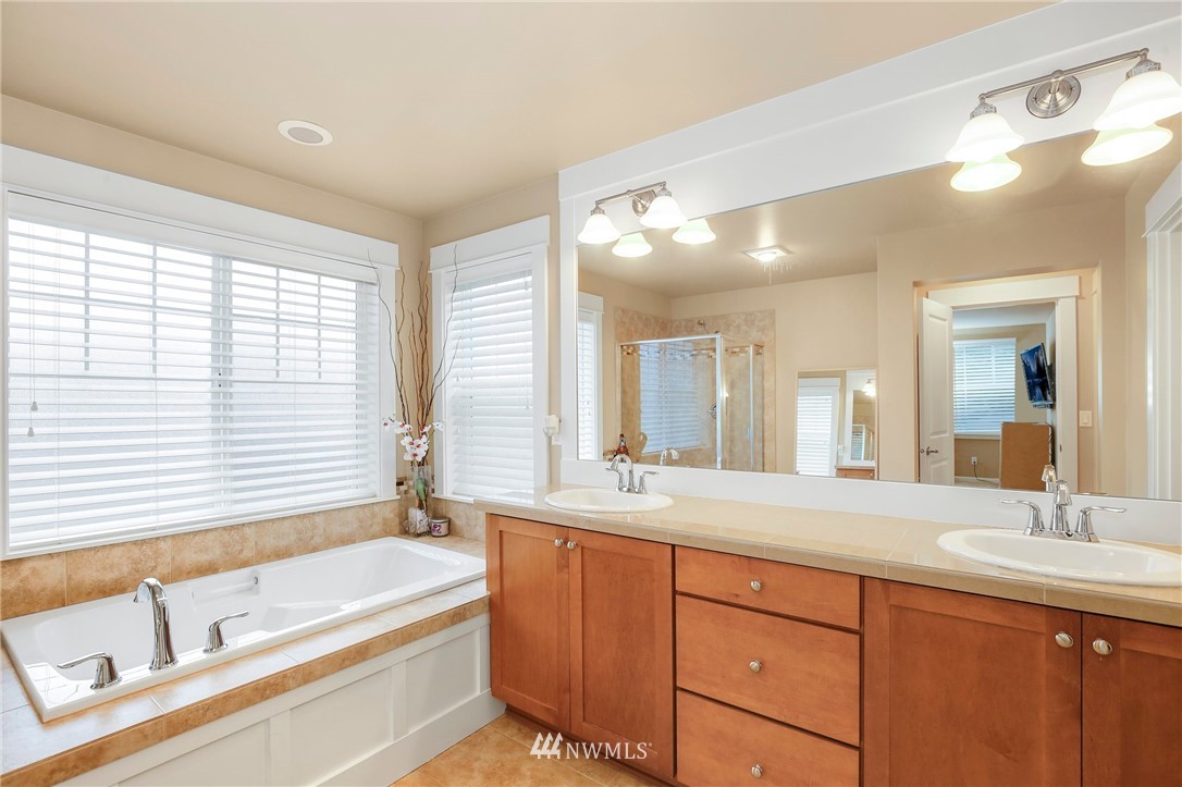 625 Kitsap Avenue Northeast Renton, WA 98059 - Photo 15 of 25 a bathroom with a large tub sink and mirror