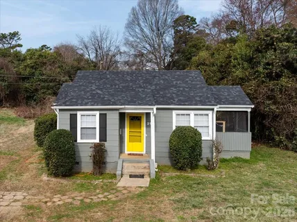 a view of a house with roof and a yard