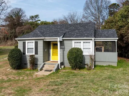 a view of a house with backyard