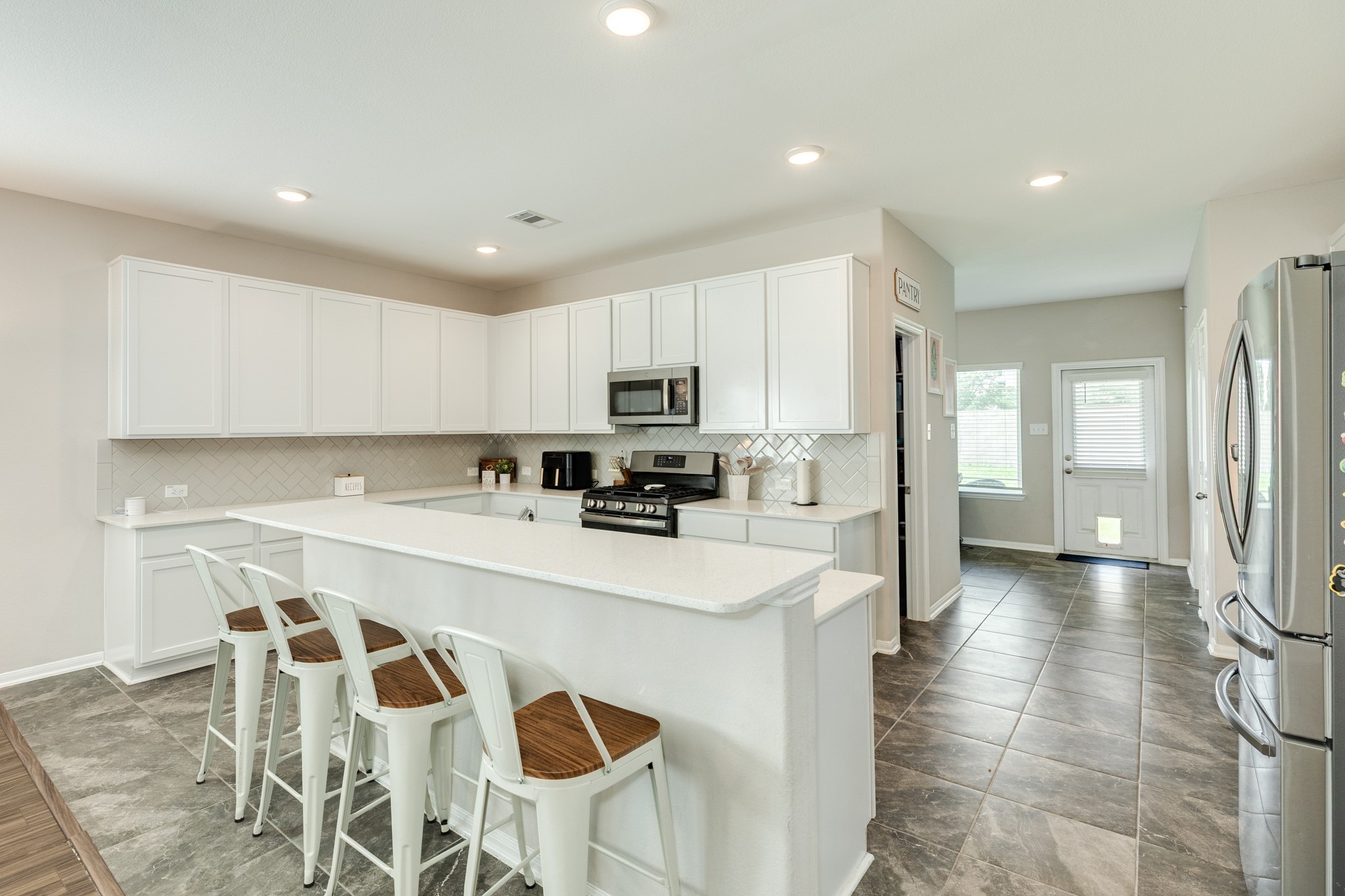 2446 Palisade Crst Drive Rosharon, TX 77583 - Photo 8 of 30 Beautiful white breakfast bar with open concept living.