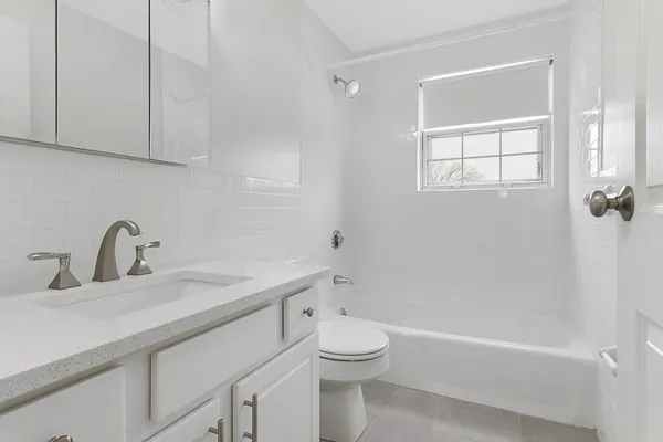 $2,400 | 200 Bedford Road, Unit 2C, Woburn, MA 01801
