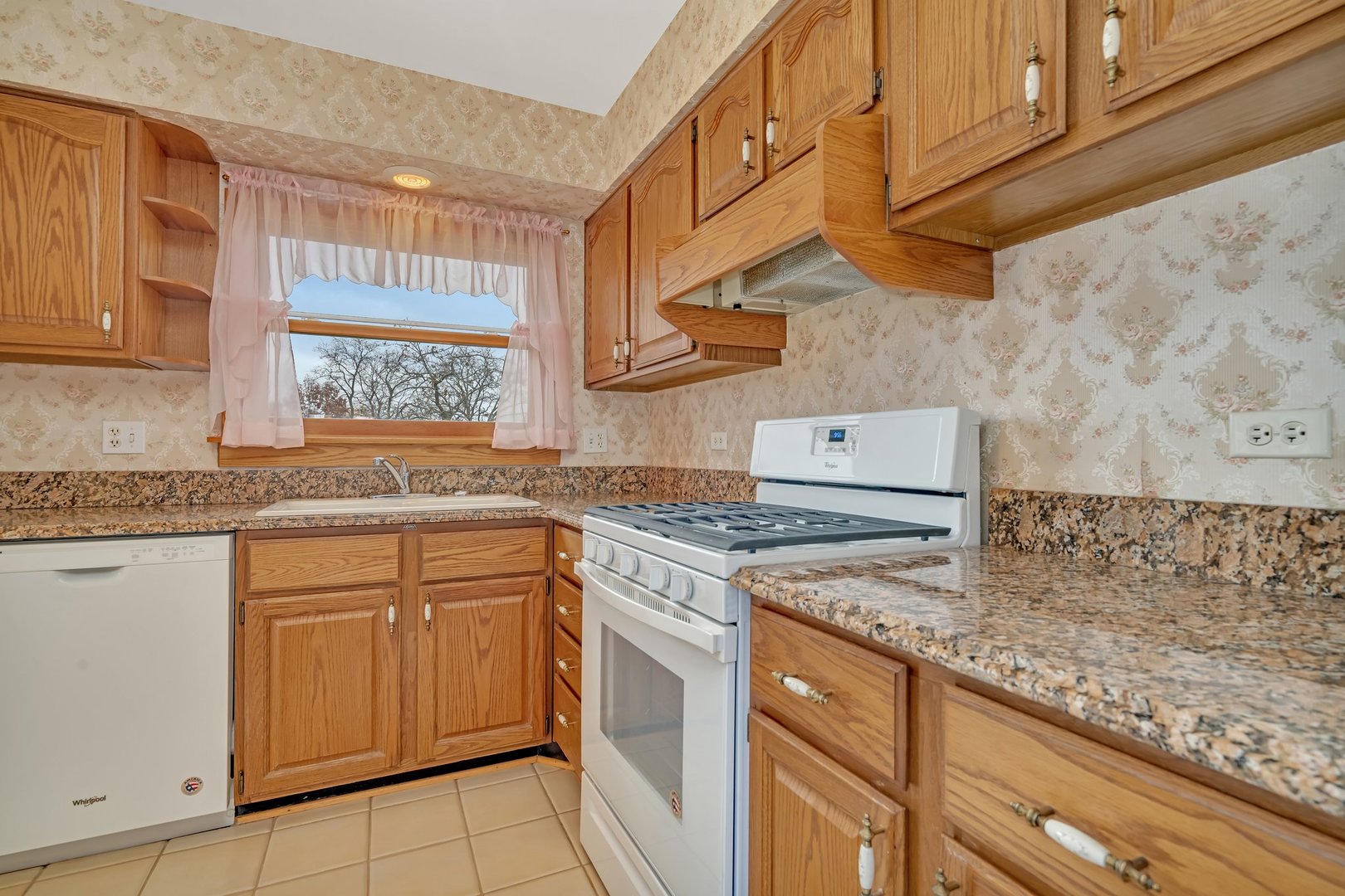 48 Lonsdale Road Elk Grove Village, IL 60007 - Photo 7 of 33 Gallery Image 7