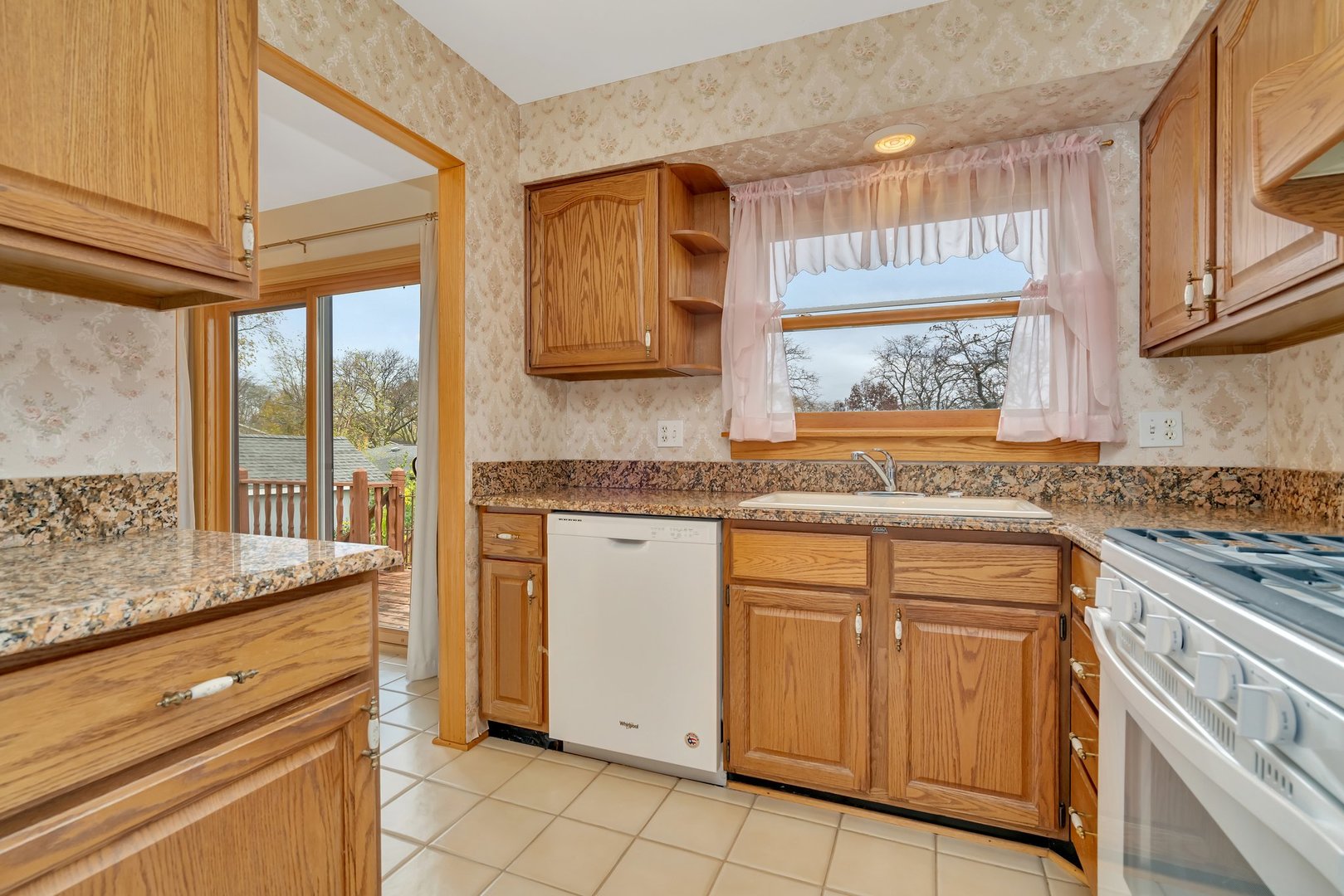 48 Lonsdale Road Elk Grove Village, IL 60007 - Photo 8 of 33 Gallery Image 8
