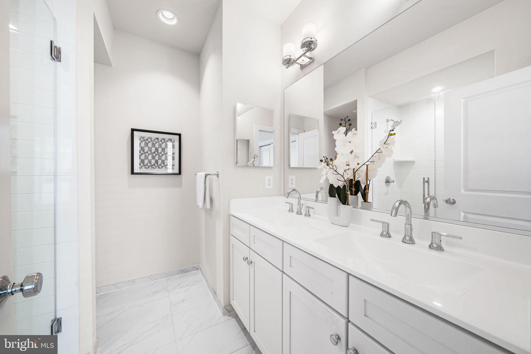 4973 Lakeside Crossing Chantilly, VA 20151 - Photo 19 of 40 Third Level Primary Bedroom