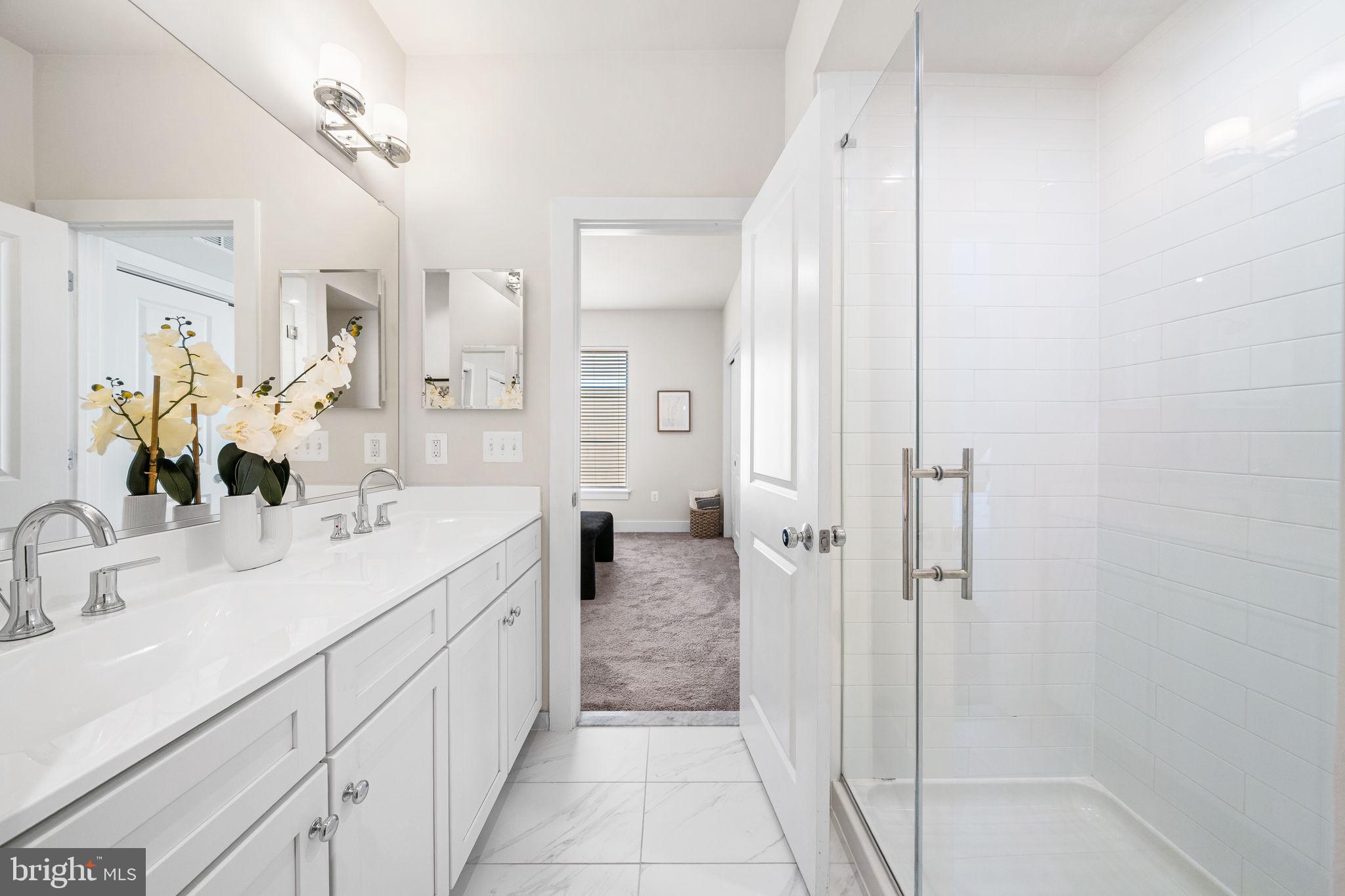 4973 Lakeside Crossing Chantilly, VA 20151 - Photo 20 of 40 Third Level Primary Bathroom