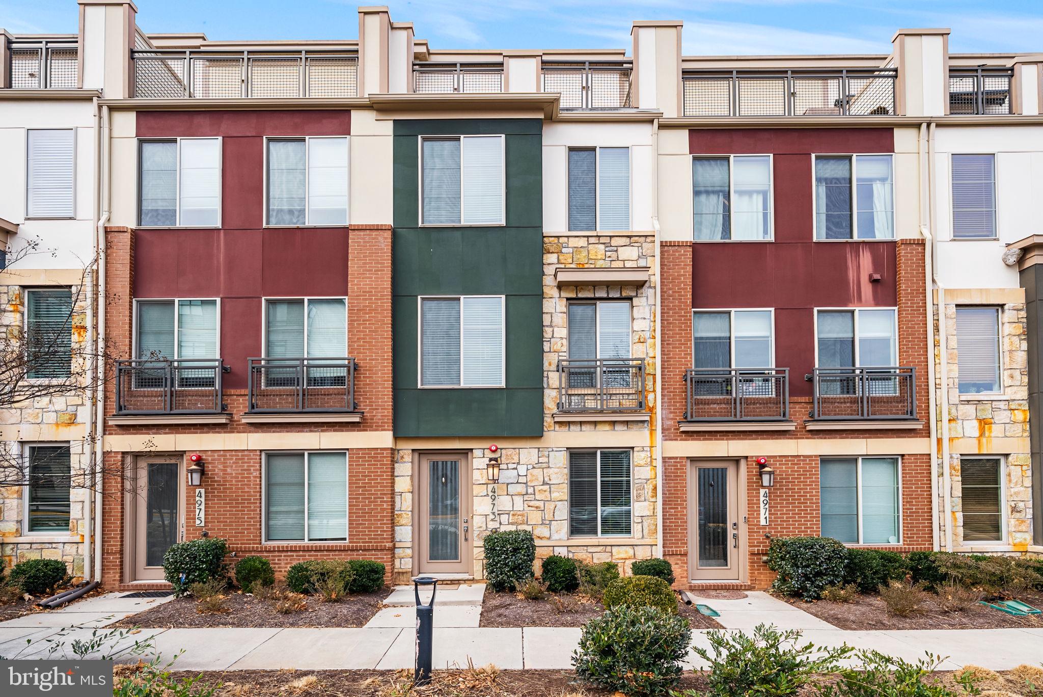 4973 Lakeside Crossing Chantilly, VA 20151 - Photo 2 of 40 Front Exterior