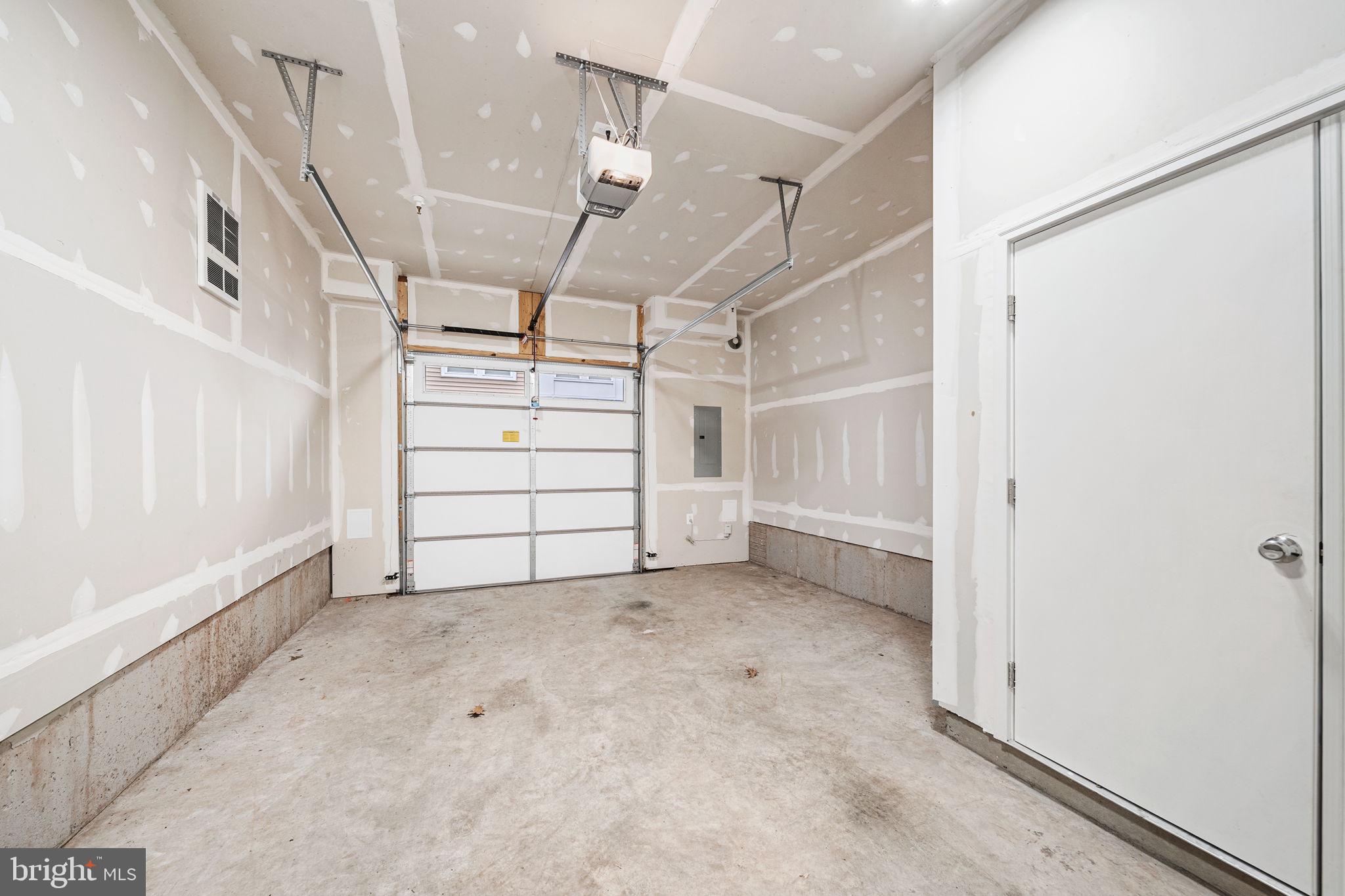 4973 Lakeside Crossing Chantilly, VA 20151 - Photo 34 of 40 Garage