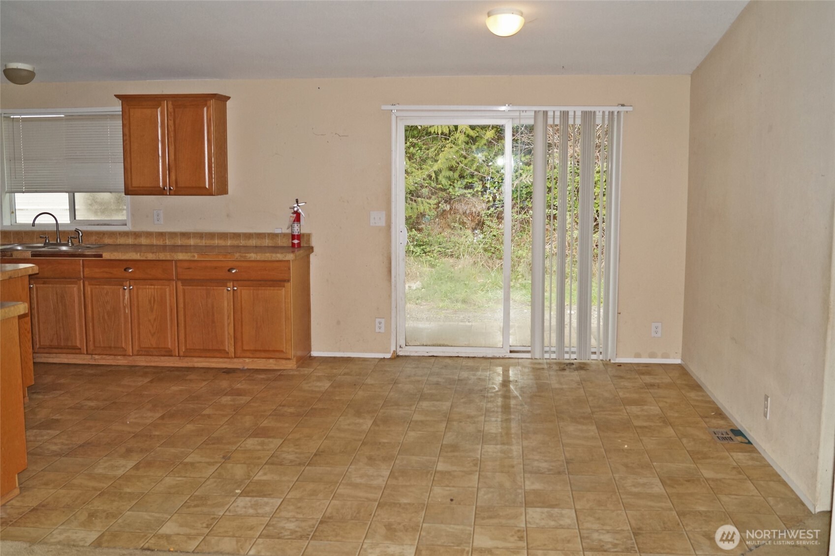 7871 West Shelton Matlock Road Shelton, WA 98584 - Photo 7 of 13 a view of empty room with window
