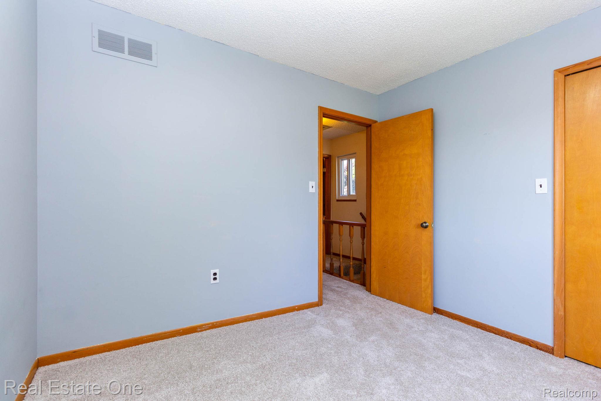 13912 Clinton River Road Sterling Heights, MI 48313 - Photo 20 of 43 interior (16).jpg
