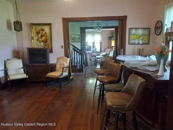 a view of entryway with livingroom