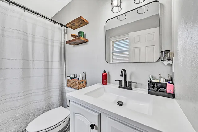 a view of a livingroom with workspace