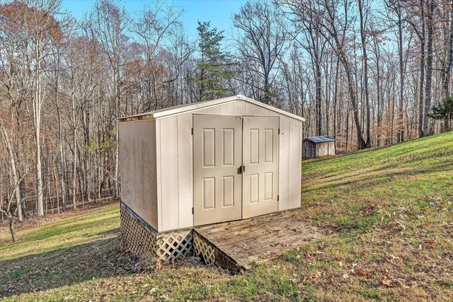 a view of a yard with a house