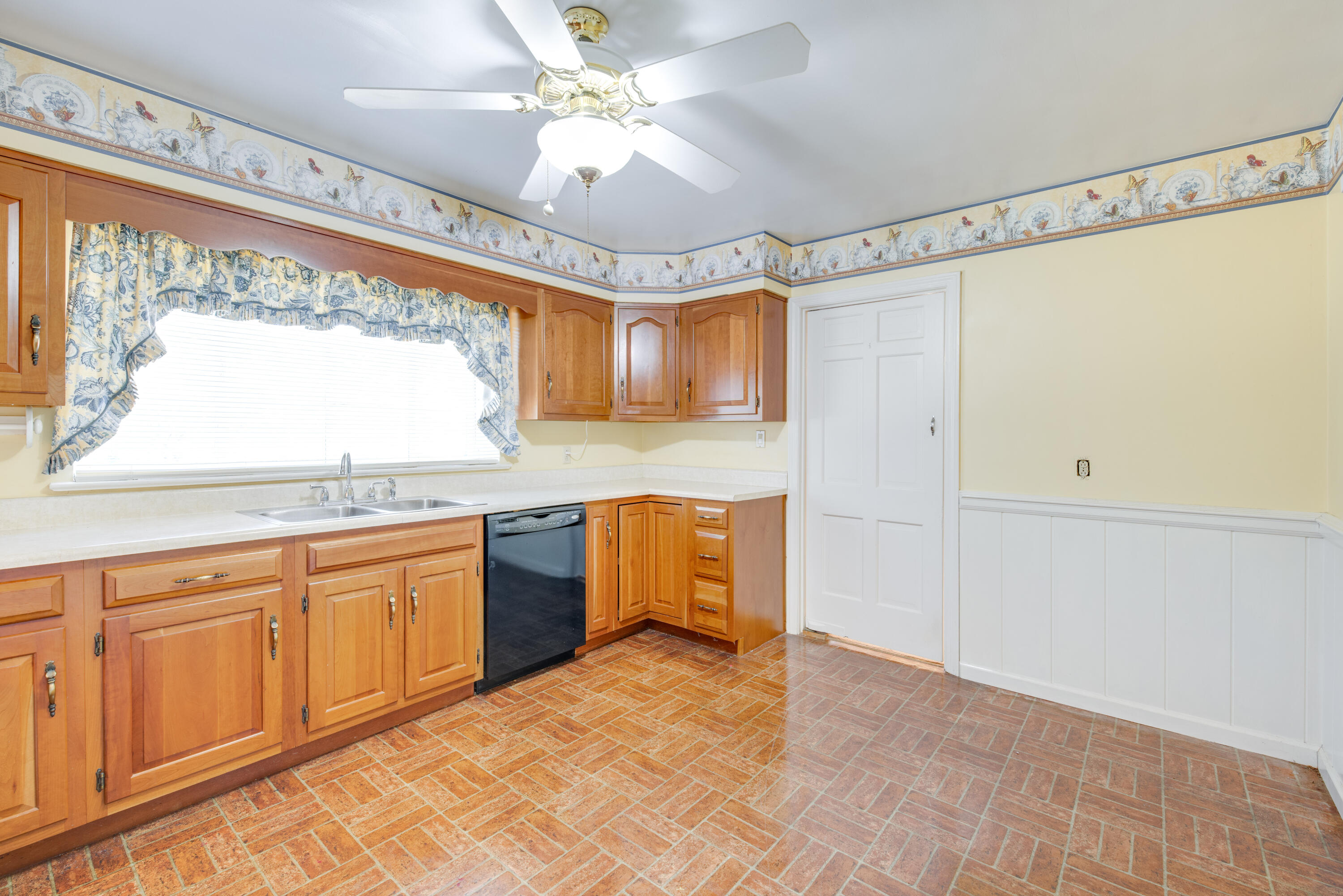 1607 South Rugby Place Chattanooga, TN 37412 - Photo 11 of 29 Cherry Cabinets