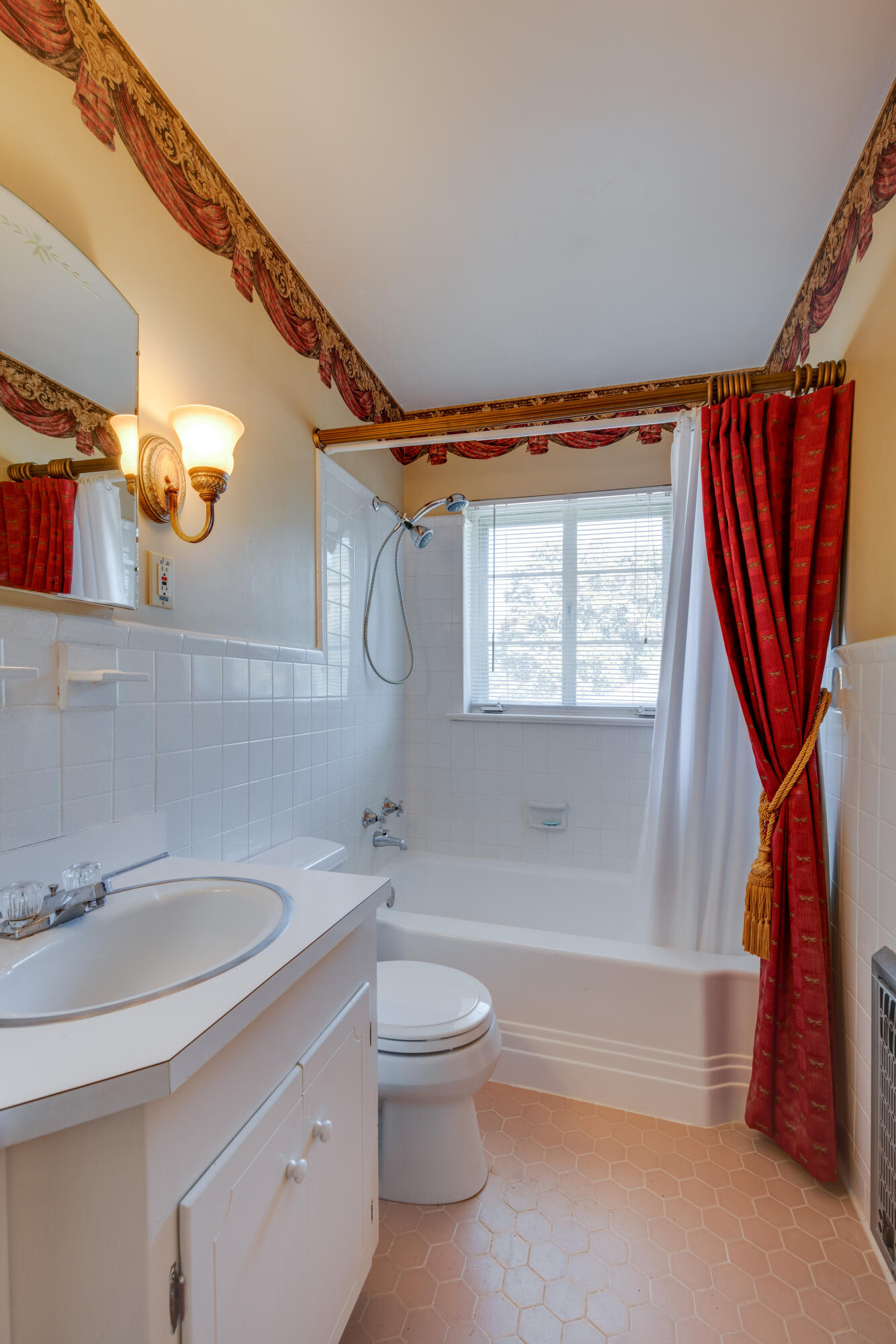 1607 South Rugby Place Chattanooga, TN 37412 - Photo 21 of 29 Guest Bathroom
