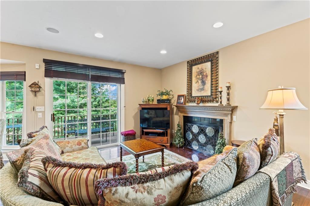 692 Highpointe Drive Pittsburgh, PA 15220 - Photo 12 of 35