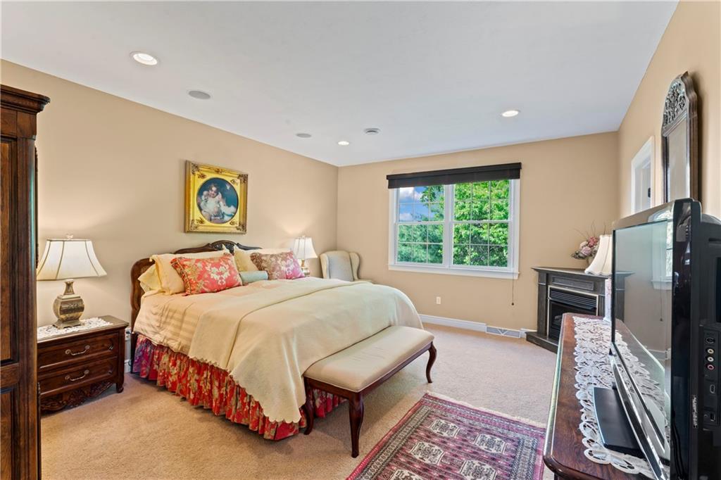 692 Highpointe Drive Pittsburgh, PA 15220 - Photo 15 of 35