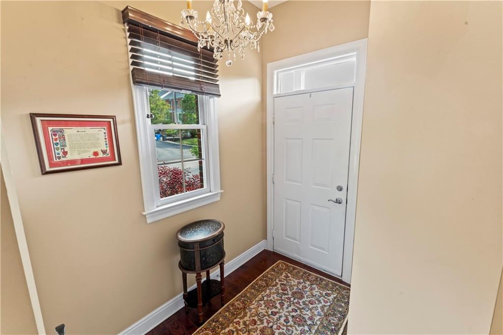 692 Highpointe Drive Pittsburgh, PA 15220 - Photo 3 of 35