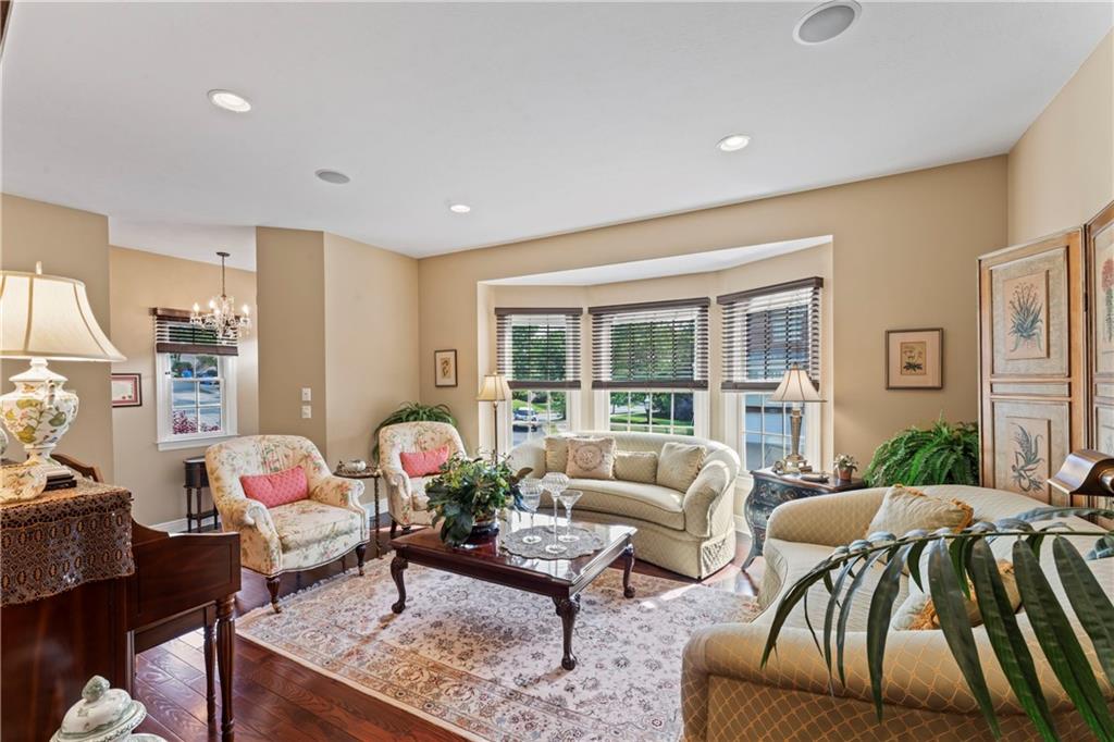 692 Highpointe Drive Pittsburgh, PA 15220 - Photo 4 of 35