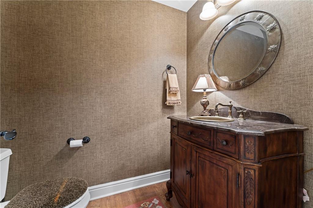 692 Highpointe Drive Pittsburgh, PA 15220 - Photo 6 of 35