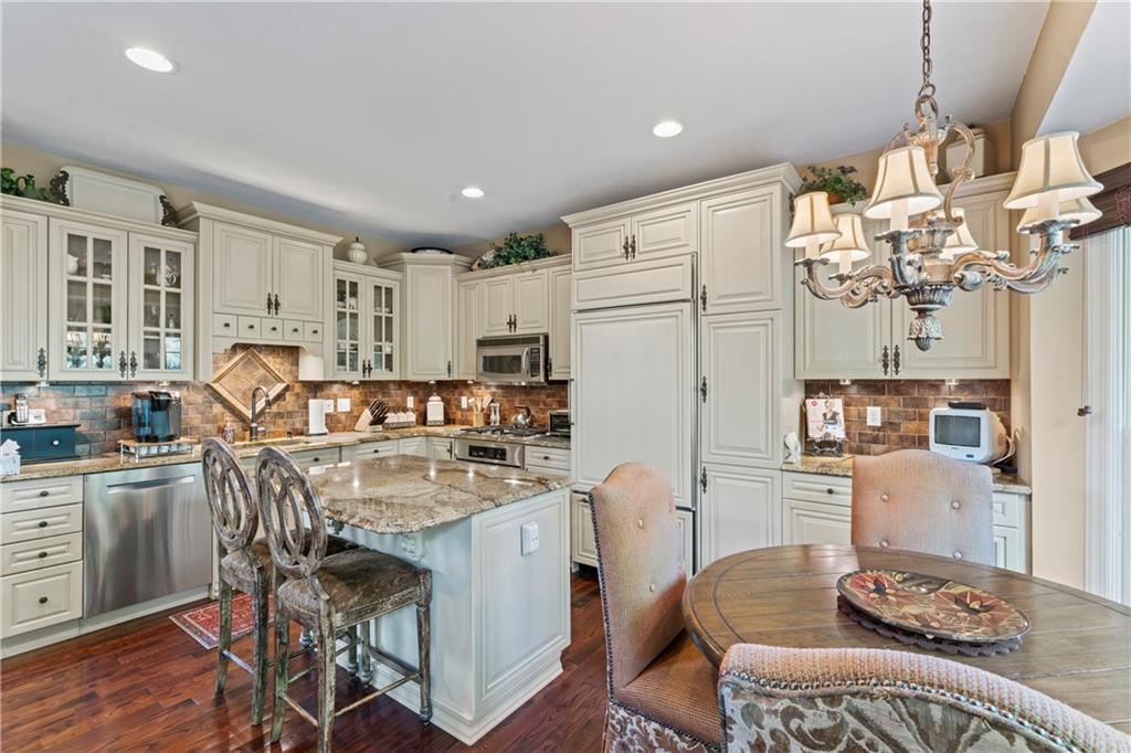 692 Highpointe Drive Pittsburgh, PA 15220 - Photo 7 of 35