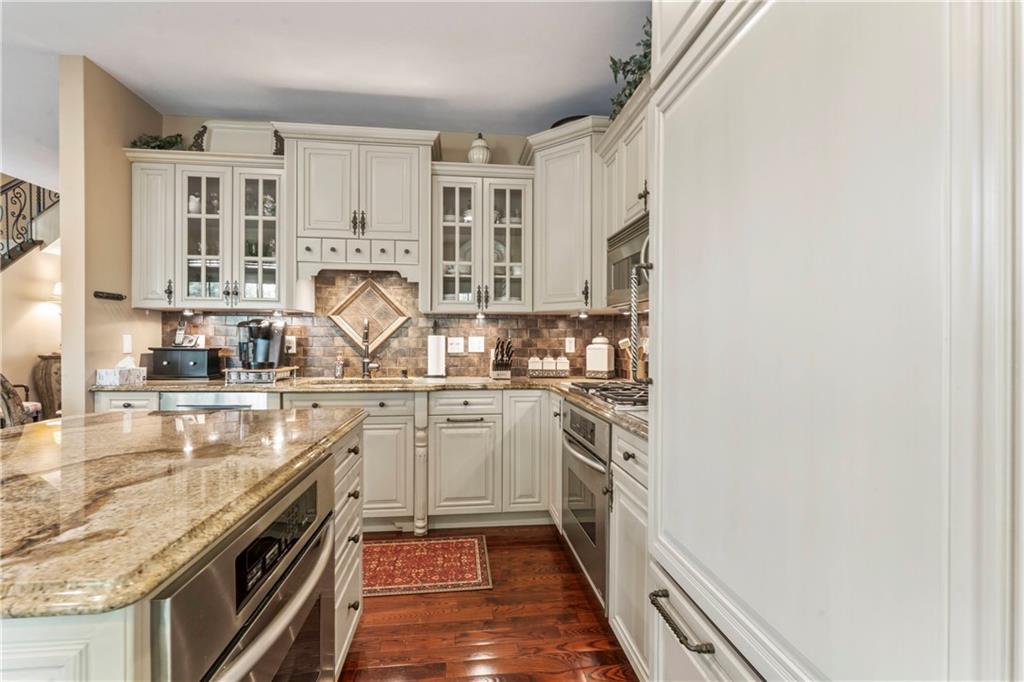 692 Highpointe Drive Pittsburgh, PA 15220 - Photo 8 of 35