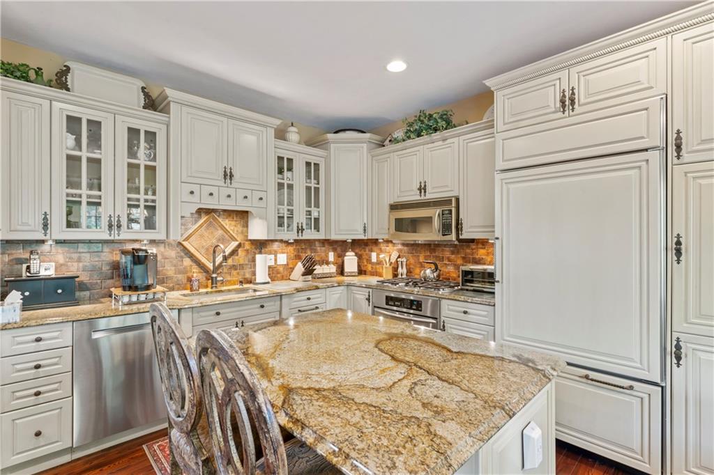 692 Highpointe Drive Pittsburgh, PA 15220 - Photo 9 of 35