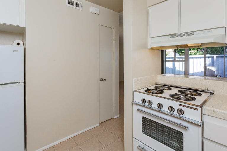 42308 Dunes View Road, Unit 20 Rancho Mirage, CA 92270 - Photo 12 of 30 a kitchen with a stove and a microwave