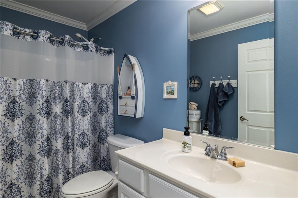 447 Culler Road Pinnacle, NC 27043 - Photo 17 of 36 Hall bathroom with tub/shower