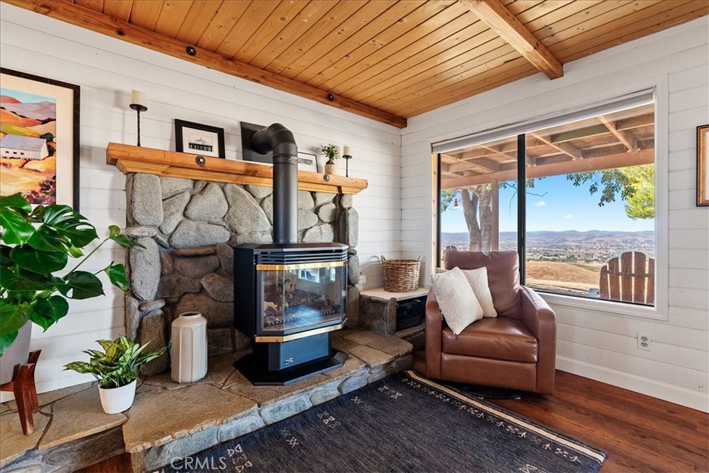 3815 Highway 41 Paso Robles, CA 93446 - Photo 9 of 40 a living room filled with furniture and a potted plant