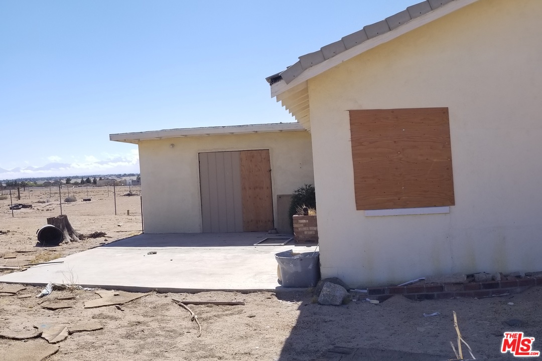 19873 Tussing Ranch Road Apple Valley, CA 92308 - Photo 14 of 15 a view of a backyard of a house
