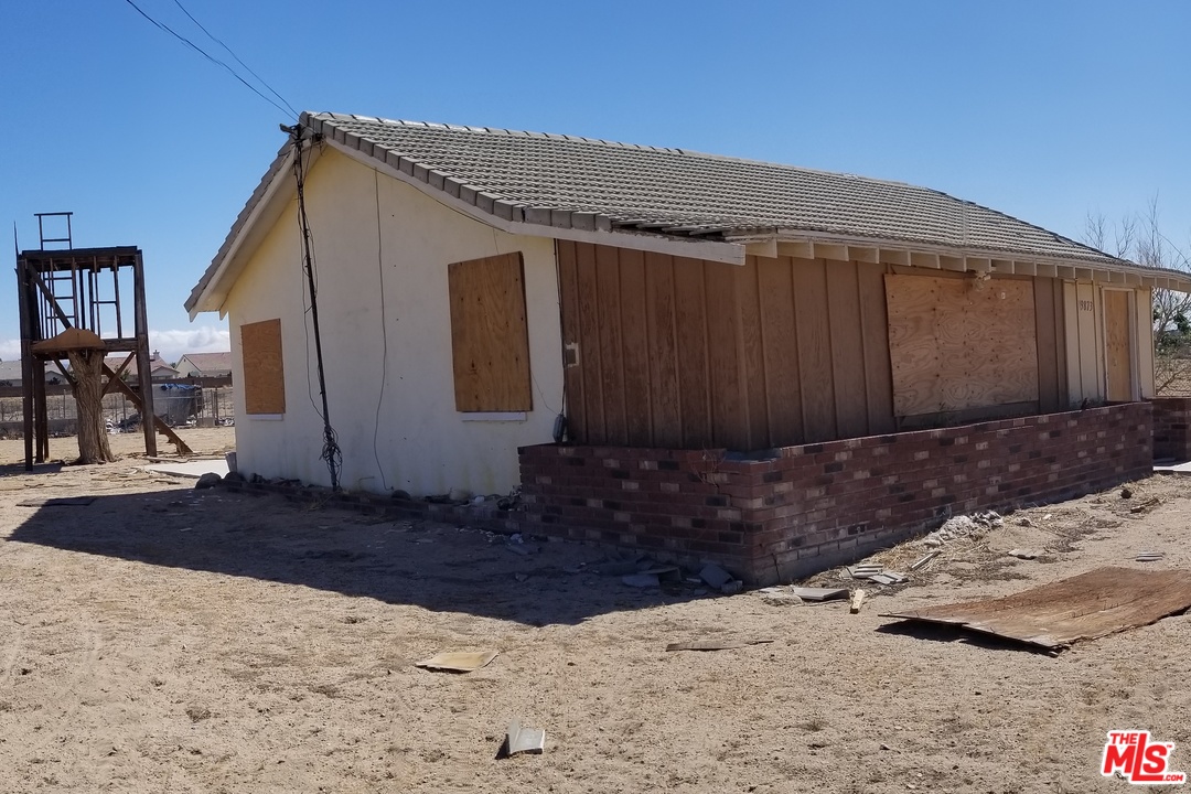 19873 Tussing Ranch Road Apple Valley, CA 92308 - Photo 5 of 15 a view of a house