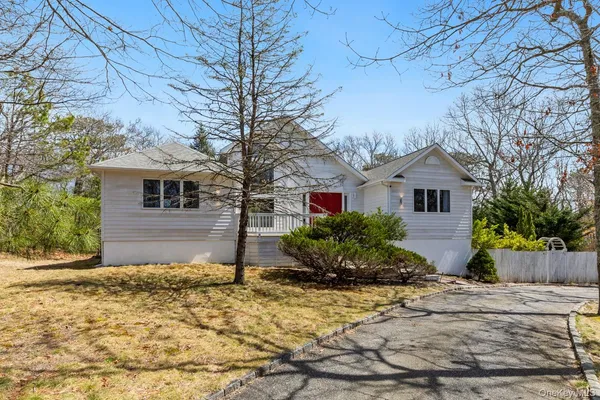 $1,207,000 | 12 Douglas Court, Hampton Bays, NY 11946