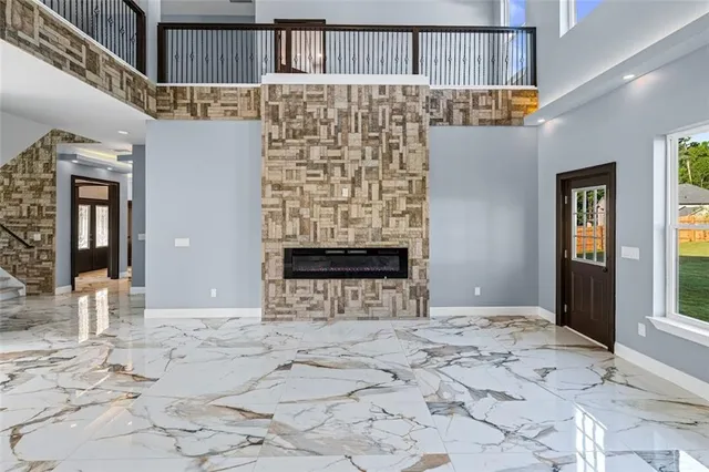 a view of entryway with an empty room