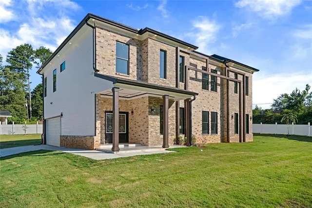 a view of a house with backyard and garden
