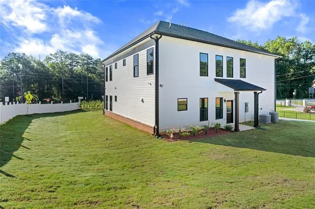 a view of a house with a yard