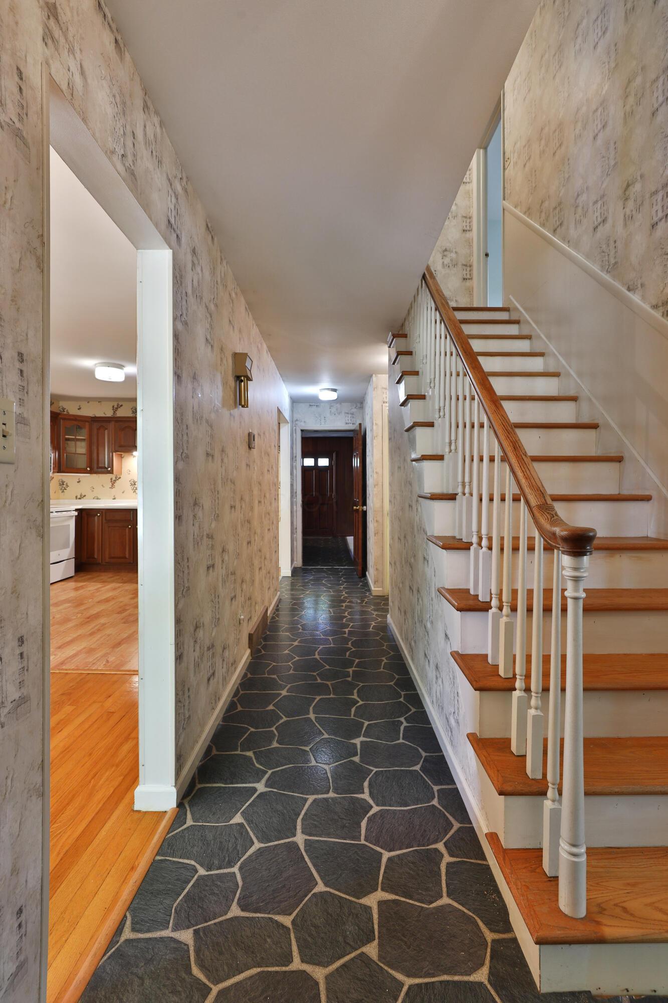 7646 Lee Road Westerville, OH 43081 - Photo 26 of 54 Center Hall