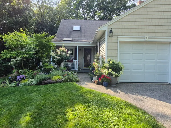 $569,000 | 7 Cambridge Court, Unit 7, Kennebunk, ME 04043