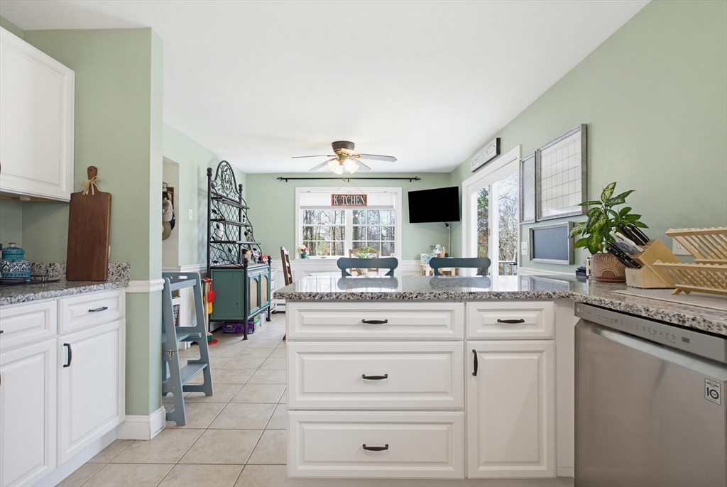 6 Walker Pond Road Sturbridge, MA 01566 - Photo 4 of 42