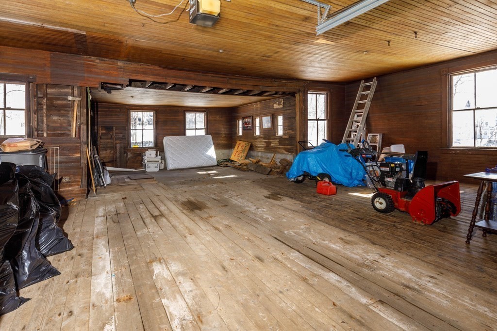 196 Chestnut Street Gardner, MA 01440 - Photo 24 of 30 a room with gym equipment