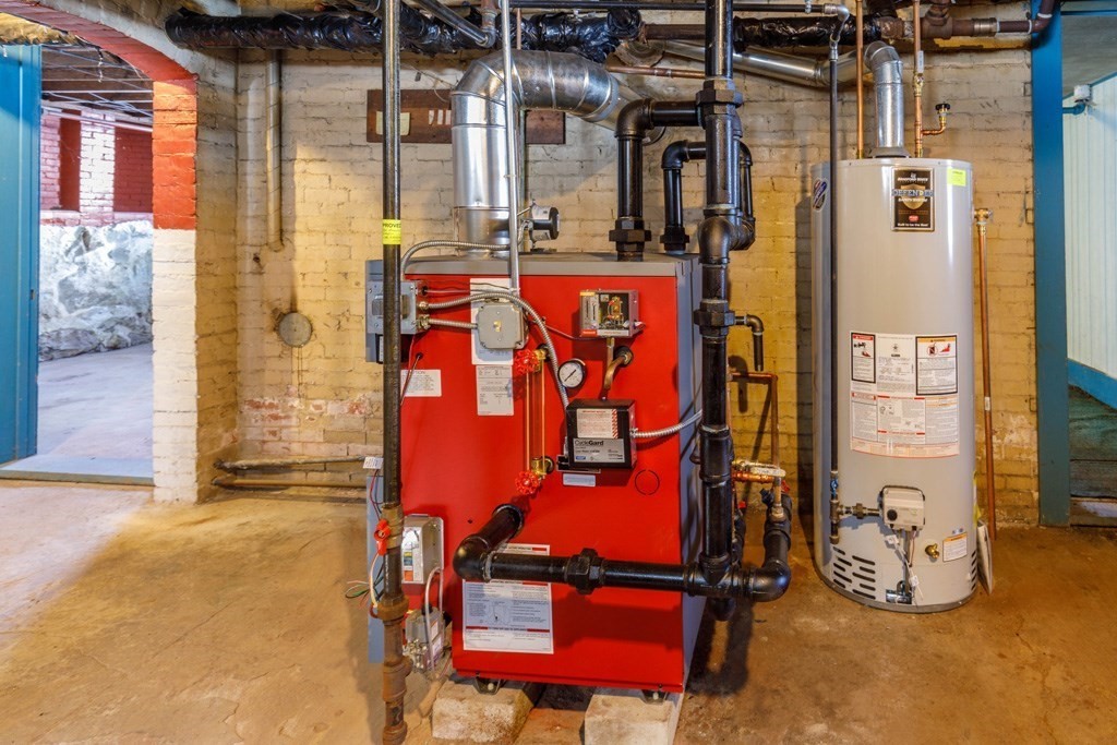 196 Chestnut Street Gardner, MA 01440 - Photo 26 of 30 a room with musical instruments